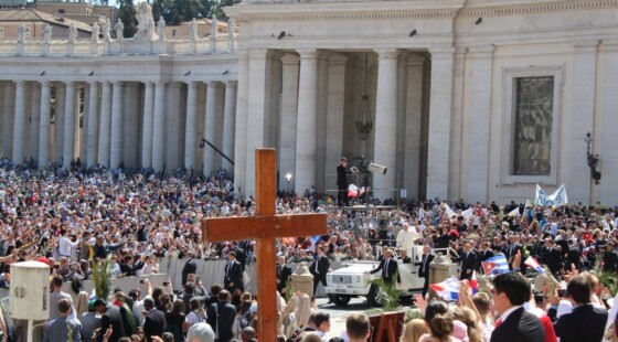 Procesión semanal de la Cruz de la Jornada Mundial de la Juventud en Roma